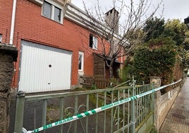 El adosado de Cacicedo en el que falleció la víctima el pasado sábado permanecía ayer precintado por la Guardia Civil.