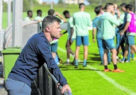 Mikel Martija observa una sesión del primer equipo en las Instalaciones Nando Yosu.