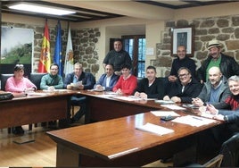 Foto de familia de los miembros de la Mancomunidad de Valles Pasiegos con los nuevos integrantes.