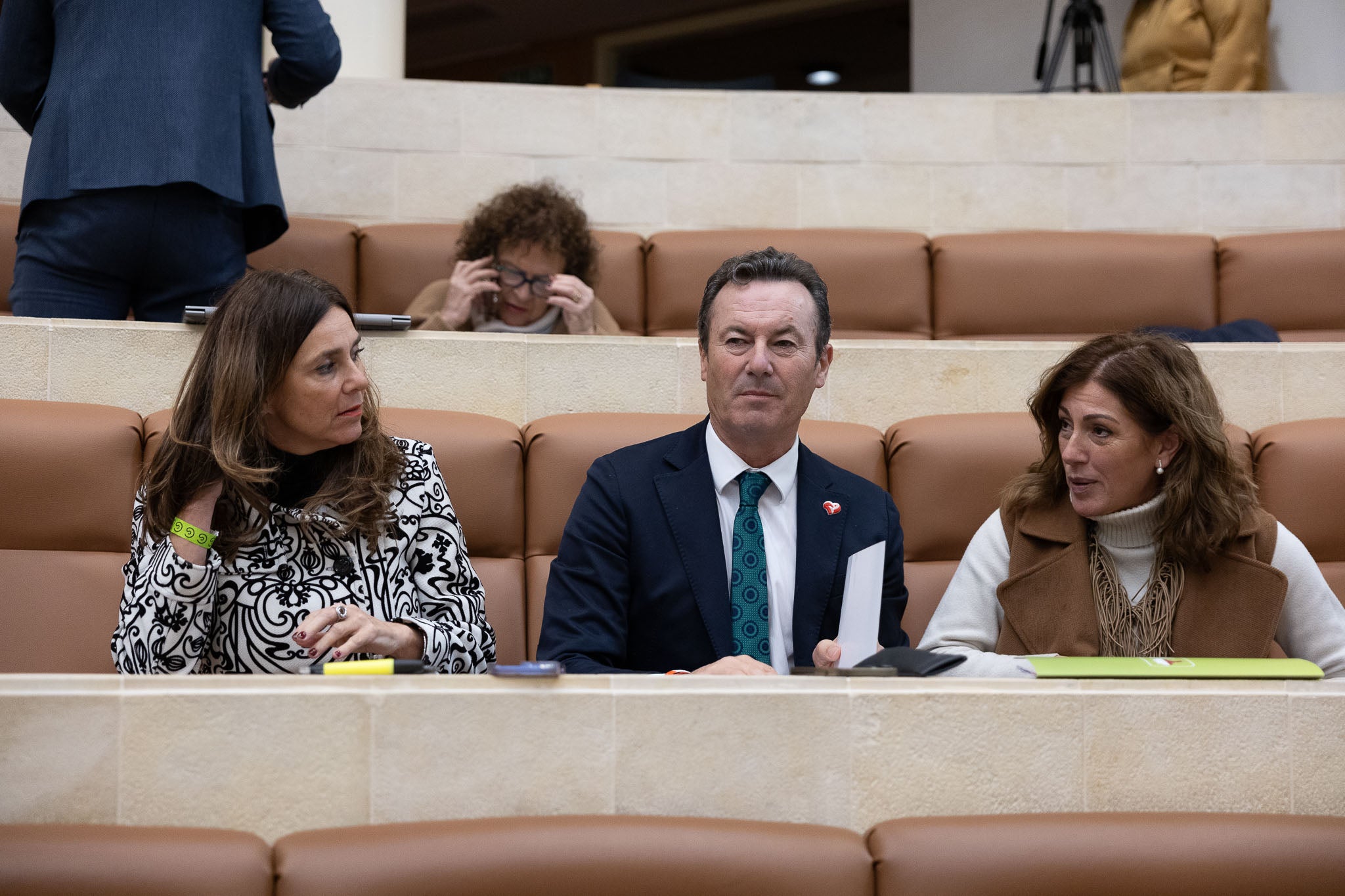 Paula Fernández, Guillermo Blanco y Rosa Díaz, en la primera línea de la bancada del PRC. Detrás, la también regionalista Teresa Noceda, alcaldesa de Comillas.