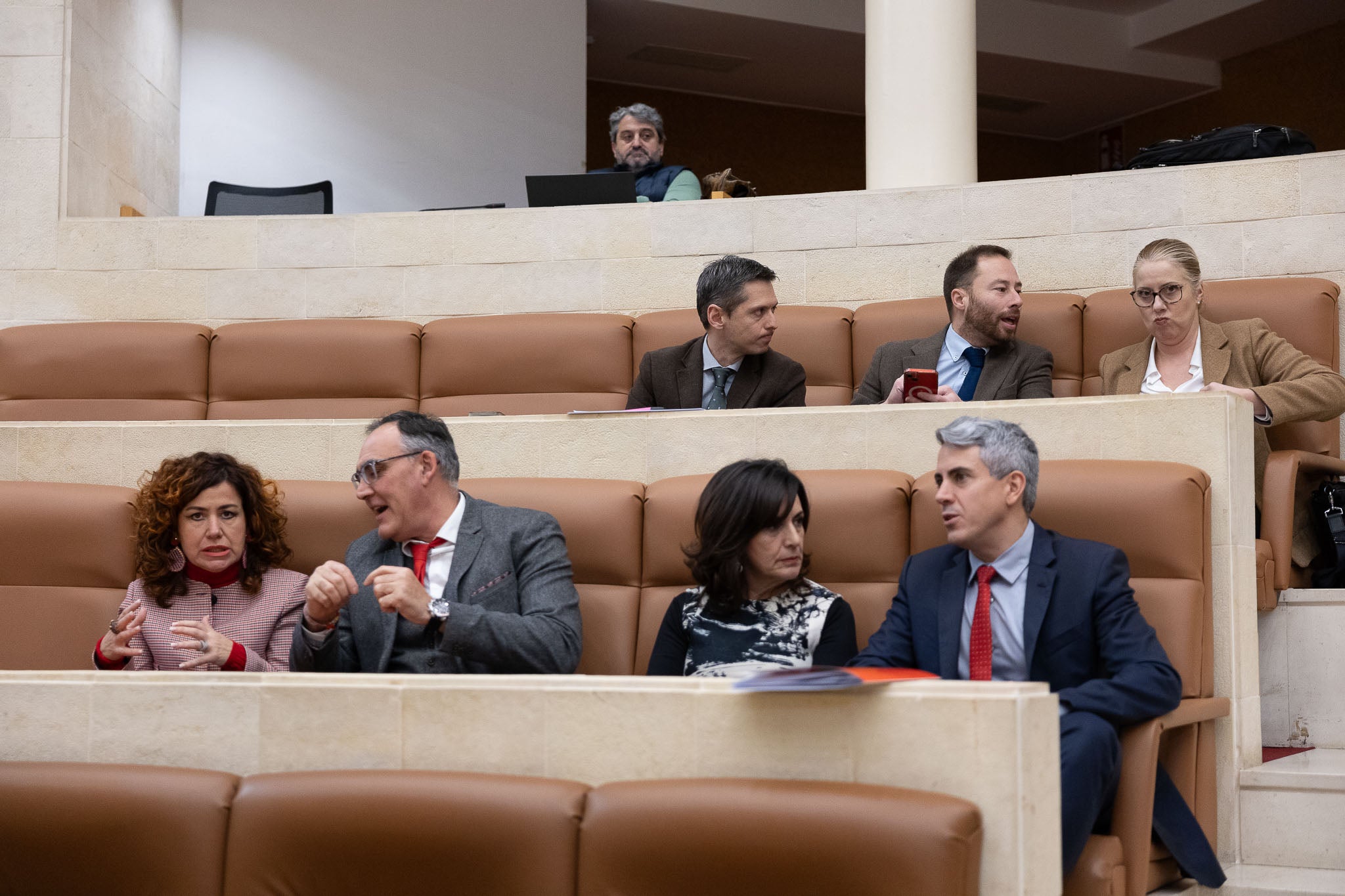 La bancada socialista. Abajo, los diputados Eva Salmón, Raúl Pesquera, Ana Belén Álvarez y Pablo Zuloaga. Detrás, Mario Iglesias, Jorge Gutiérrez y Nórak Cruz.