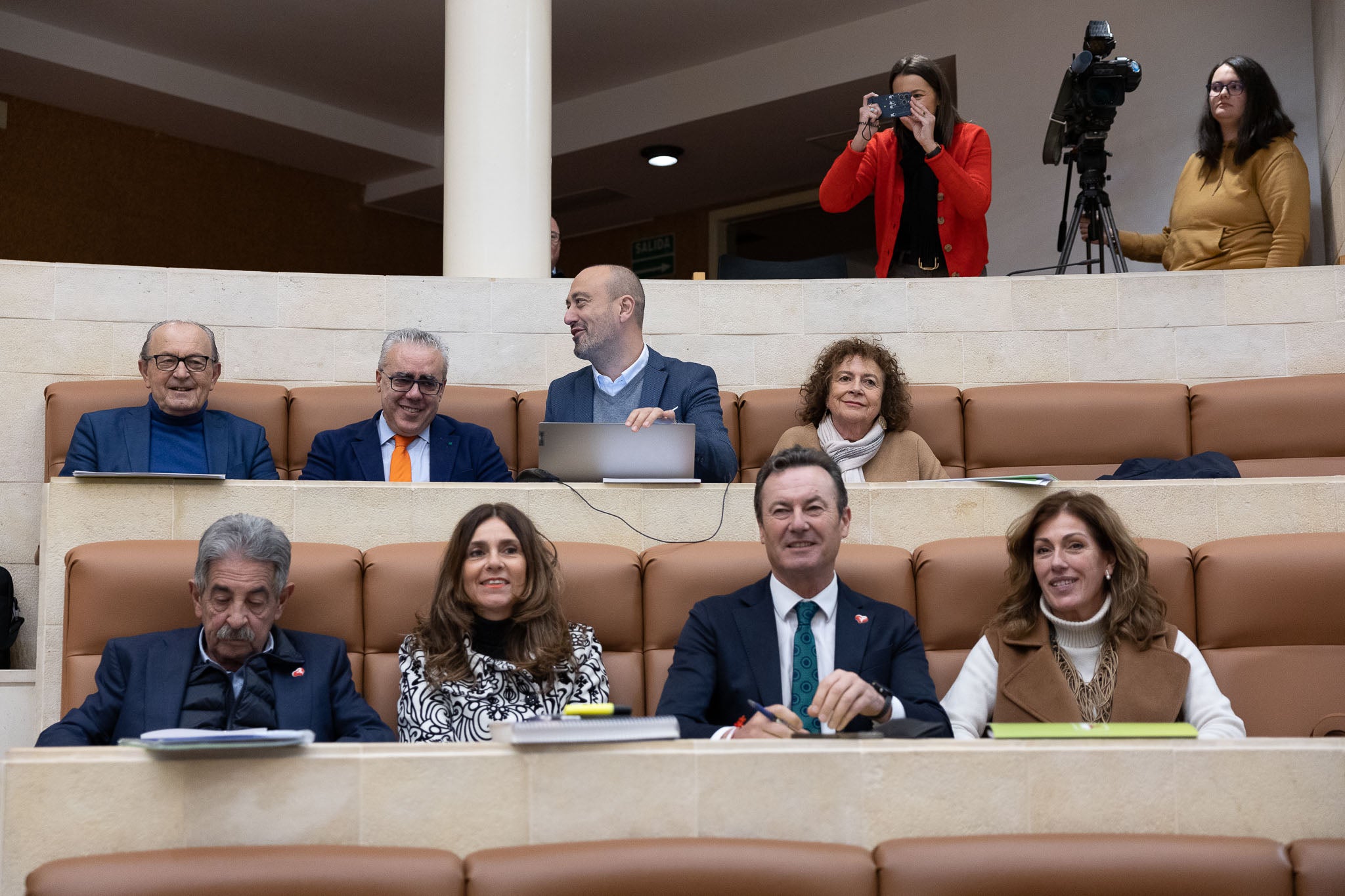 Los diputados regionalistas, al completo. De arriba a abajo y de izquierda a derecha: Javier López Marcano, Pedro Hernando, Javier López Estrada, Teresa Noceda, Miguel Ángel Revilla, Paula Fernández, Guillermo Blanco y Rosa Díaz.