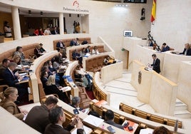 El diputado Armando Blanco (Vox), interviene en la tribuna del Parlamento para defender su iniciativa sobre la natalidad