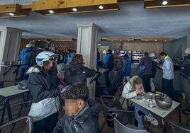 Clientes a la espera de ser atendidos en la cafetería del Chivo, este sábado.