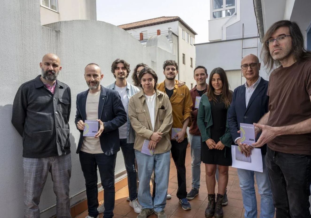 Los cineastas que forman parte de la décima edición del Catálogo Cantabria en Corto junto a Víctor Lamadrid, Christian Castro y Juan Antonio González Fuentes en la presentación del mismo el año pasado