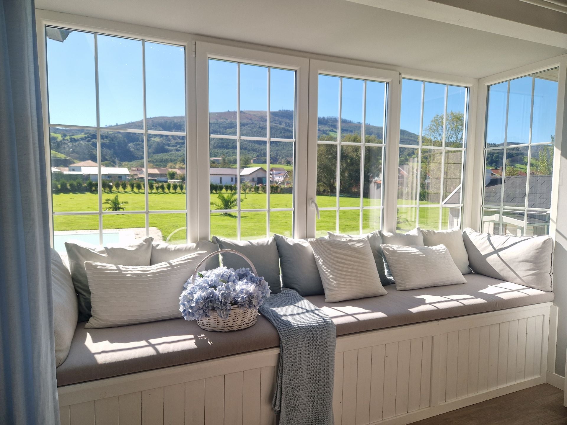 Esta zona de la planta baja con amplios ventanales y vistas al jardín es uno de rincones favoritos de la propietaria de la casa.