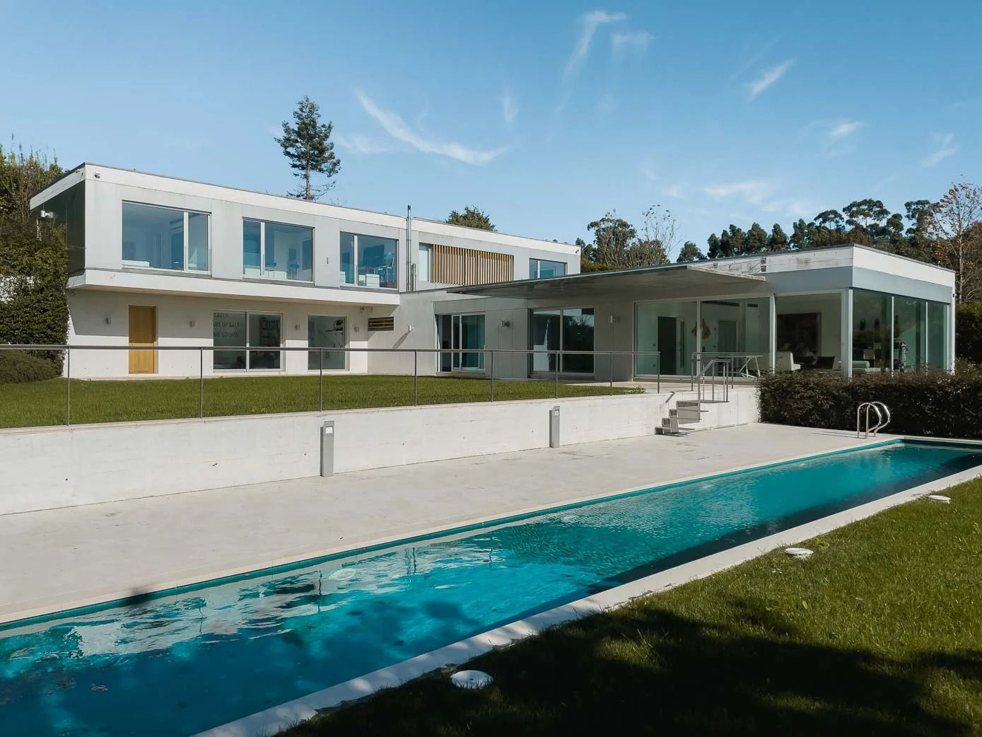 Arquitectura moderna llena de luz El hormigón de la fachada y los grandes ventanales de vidrio aportan modernidad a esta vivienda de Somo Boo.