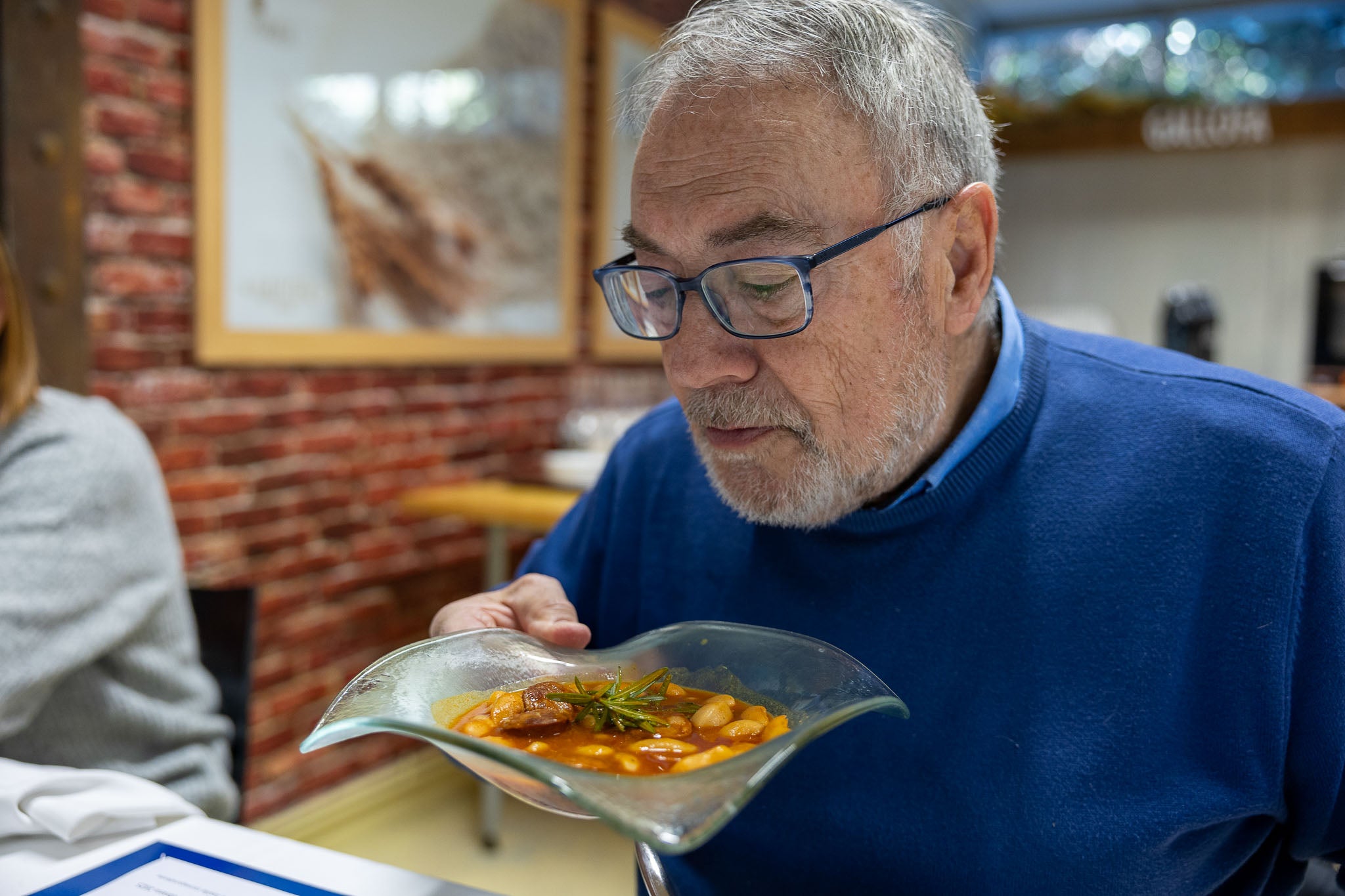 José Manuel Pellejero con unos judiones de la granja con chorizo.