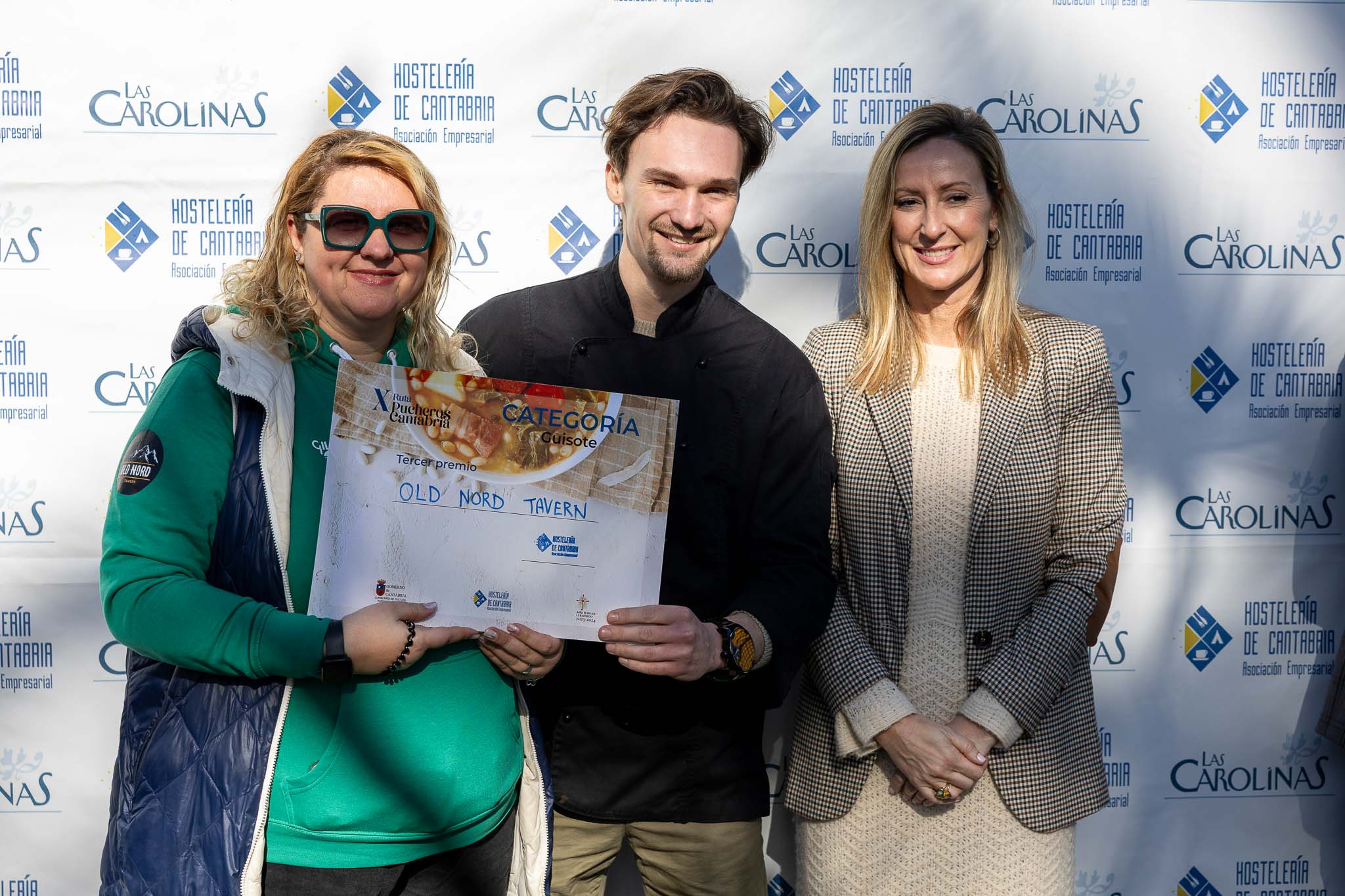 Anna Burdiukh y Ruslan Belenkii de la taberna Old Nord (tercer premio) y Bárbara Gutiérrez, directora de la AEHC. 