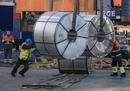 Unos operarios mueven unas bobinas en las instalaciones del Puerto de Santander.