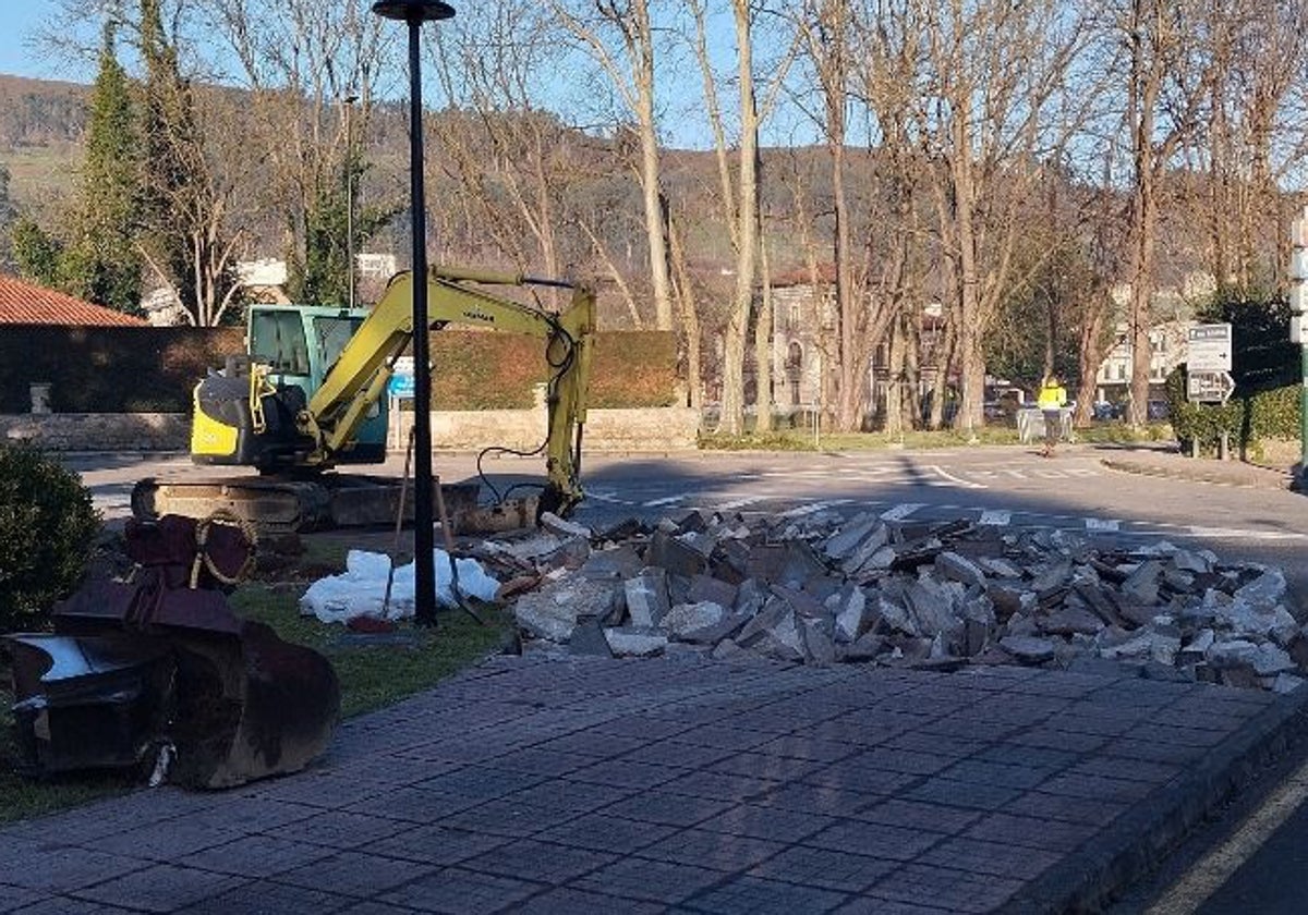 Las obras han comenzado nada más cerrar al tráfico el centro de Los Corrales.