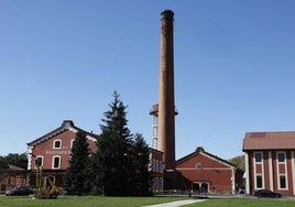 La emblemática chimenea de La Lechera, en Torrelavega.