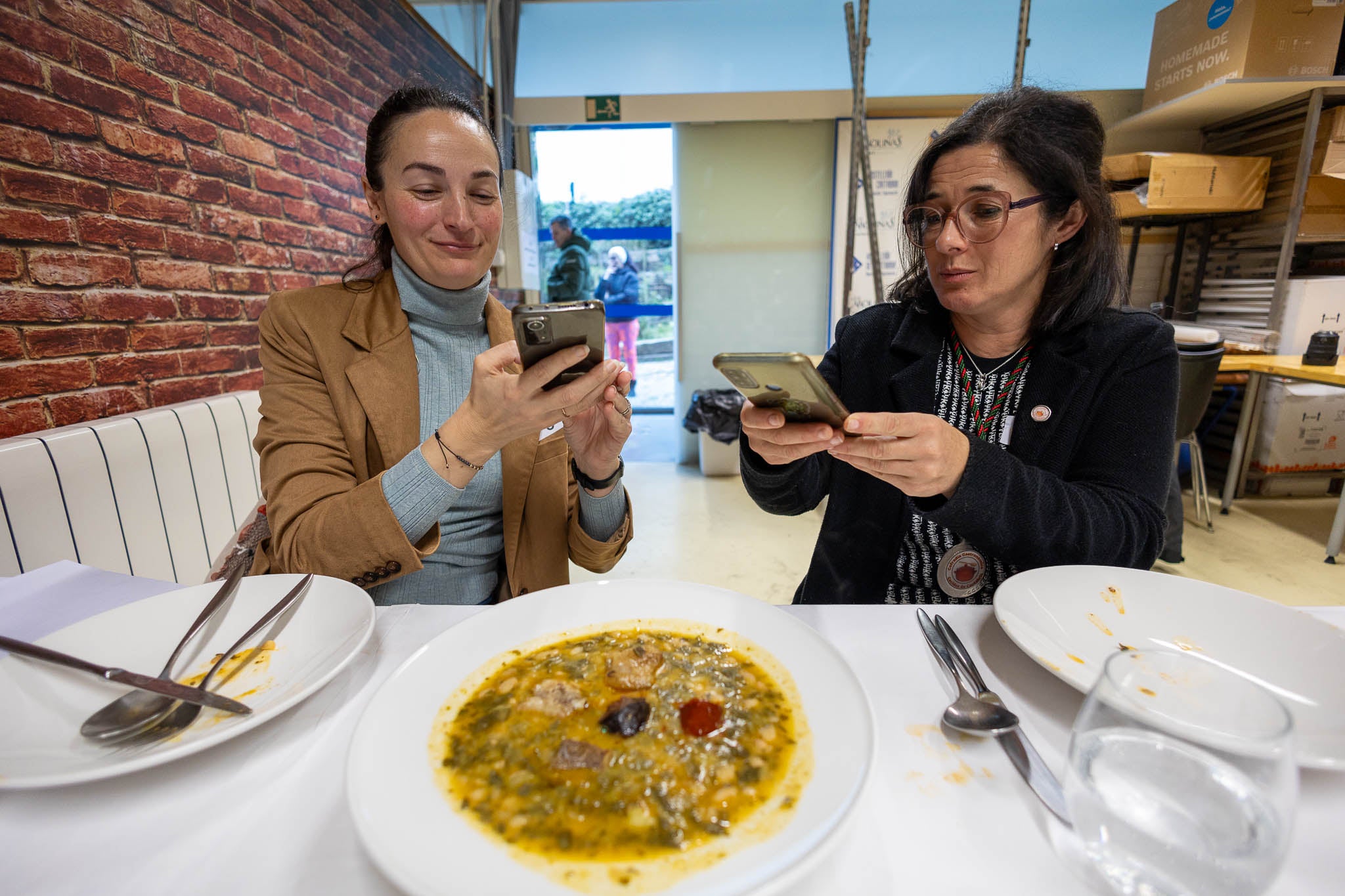 Elvira Abascal (El Nuevo Molino) y Mónica Calderón (La Pradera), fotografían uno de los cocidos. 