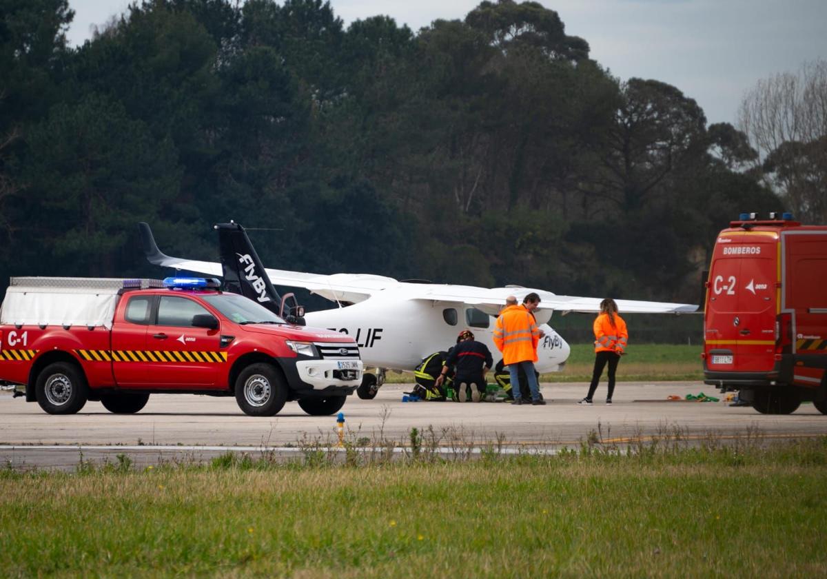 Operarios trabajando en el avión que sufrió el pinchazo.