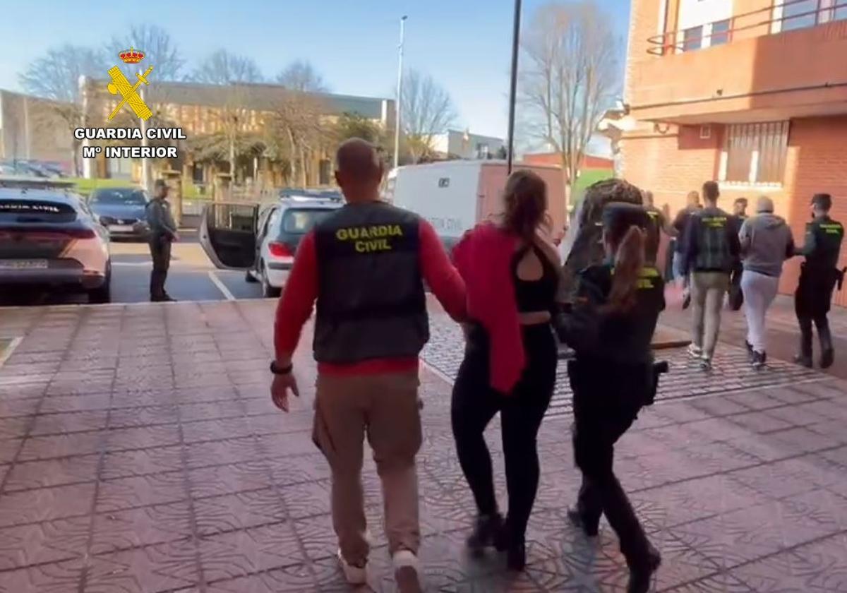 Una de las personas detenidas por la Guardia Civil. en la operación