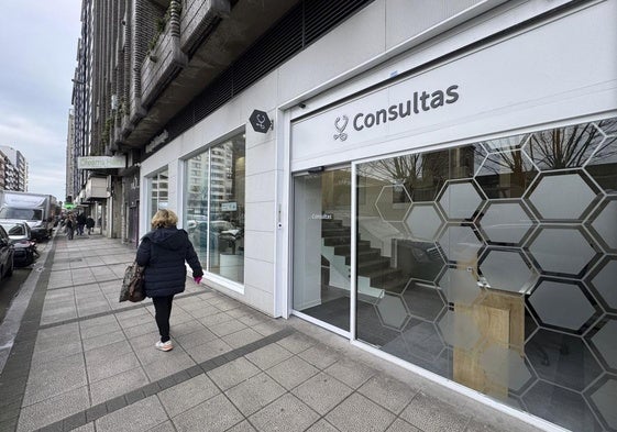 Entrada principal del área de consultas del centro médico de Hospital Mompía en la calle Castilla, en Santander