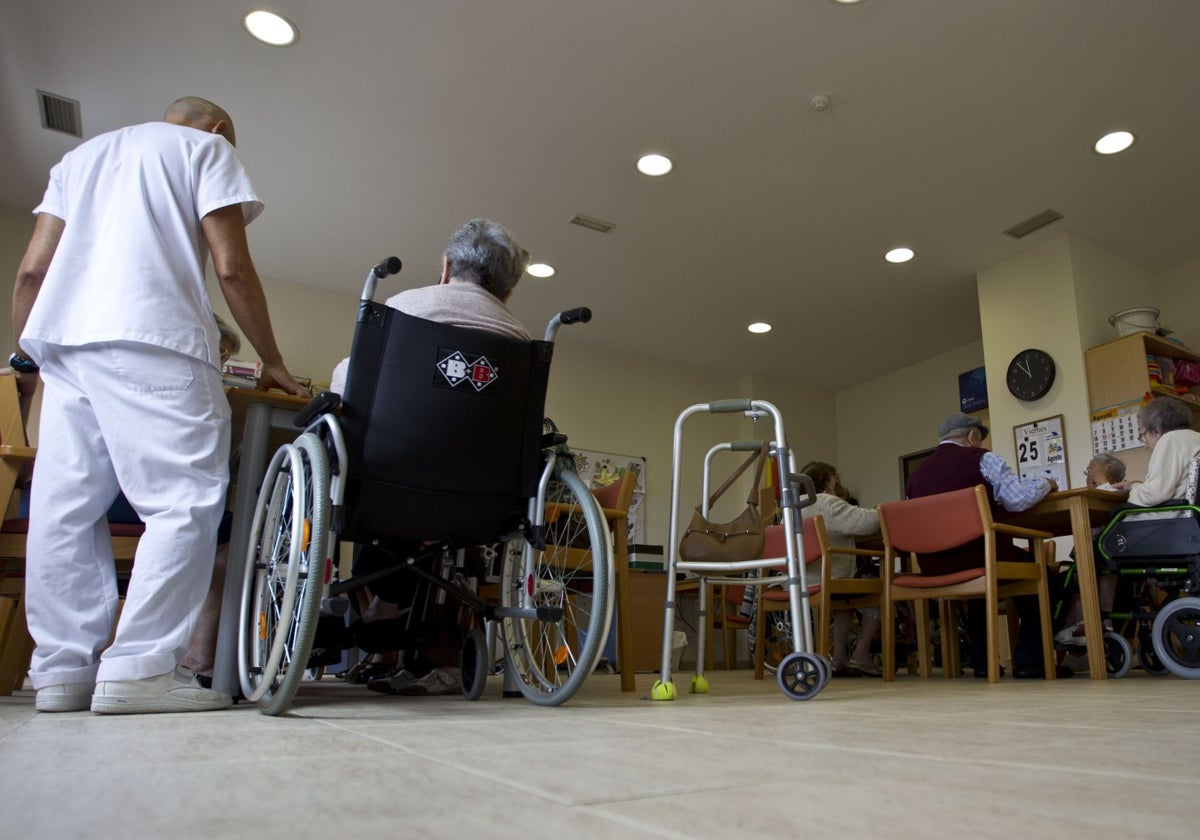 Usuarios y personal sanitario en una residencia de mayores de Cantabria.