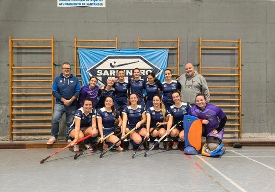 Jugadoras y técnicos del Sardinero, antes de viajar a Tarrasa.