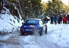 El Porsche de Ochagavias y Macho, durante una de las especiales nevadas.