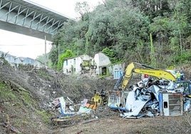 Una maquina retira los últimos restos del tren siniestrado y del material que transportaba.