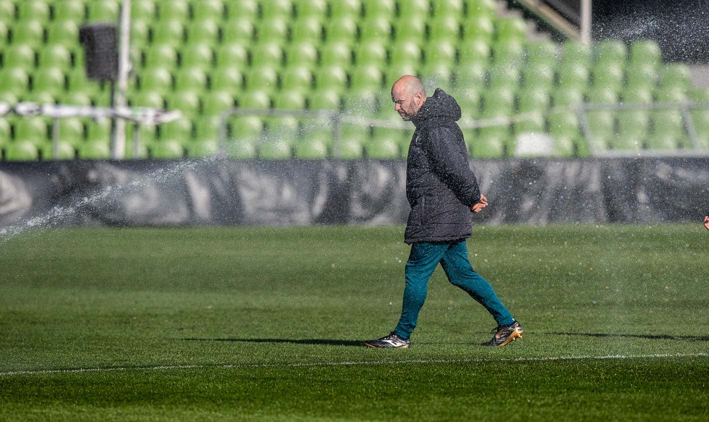 José Alberto pasa junto a uno de los aspersores del campo.