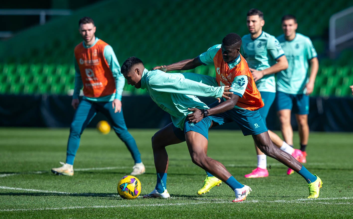 Maguette Gueye pelea por el balón con Jeremy.