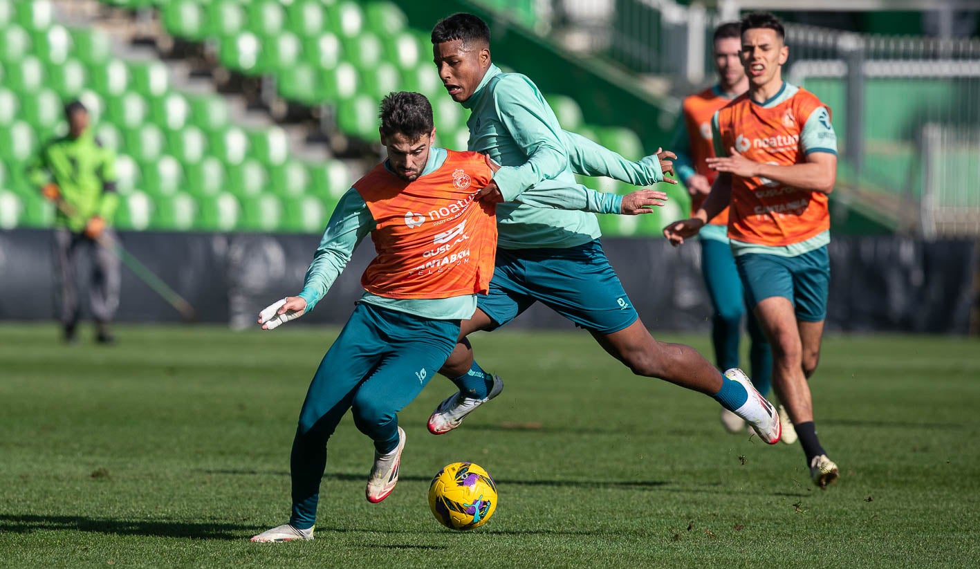 Andrés Martín es agarrado por Jeremy.