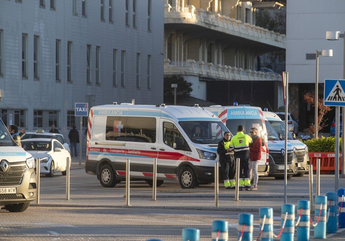 Ambulancias de Diavida, frente a las consultas de Valdecilla Sur.