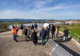 Las autoridades repasan el proyecto en el depósito de La Maza, en San Vicente de la Barquera.