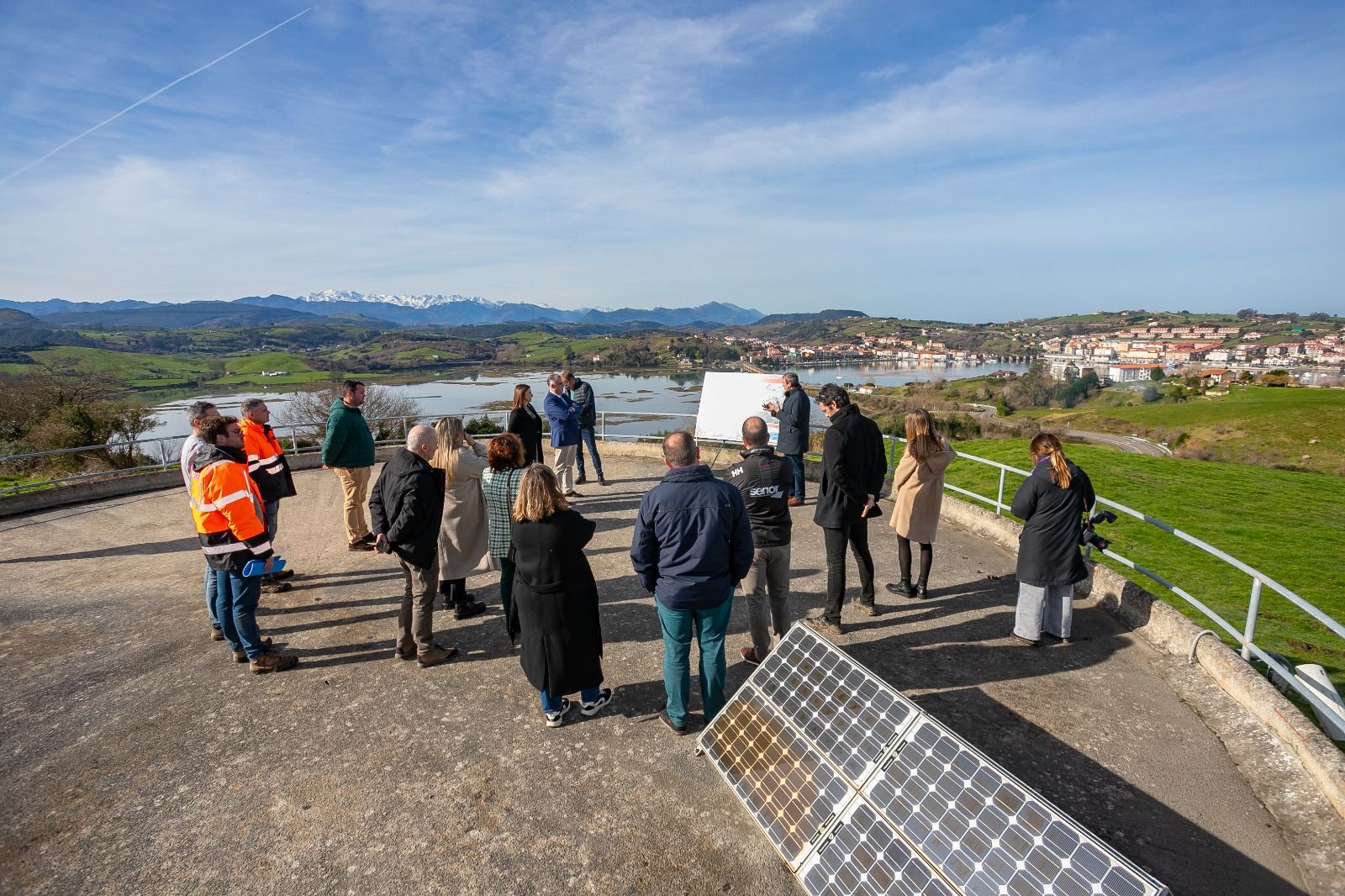 Las autoridades repasan el proyecto en el depósito de La Maza, en San Vicente de la Barquera.