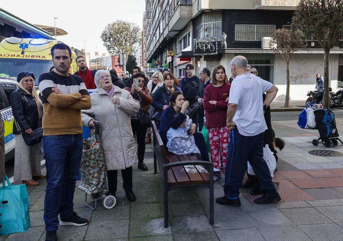 Imagen principal - Una mujer de avanzada edad, herida leve en un incendio en la calle Castilla