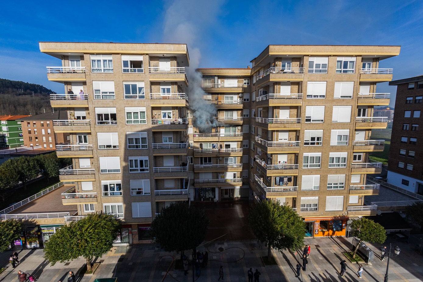 El suceso ha tenido lugar en un piso de la cuarta planta perteneciente al número 30 de la Avenida del Besaya, ubicado en un bloque con decenas de viviendas.