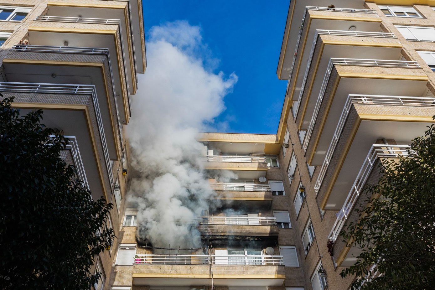 Los vecinos actuaron muy bien ante esta situación de emergencia, cerrando todas las puertas posibles para evitar al máximo la propagación del humo por el interior del bloque.