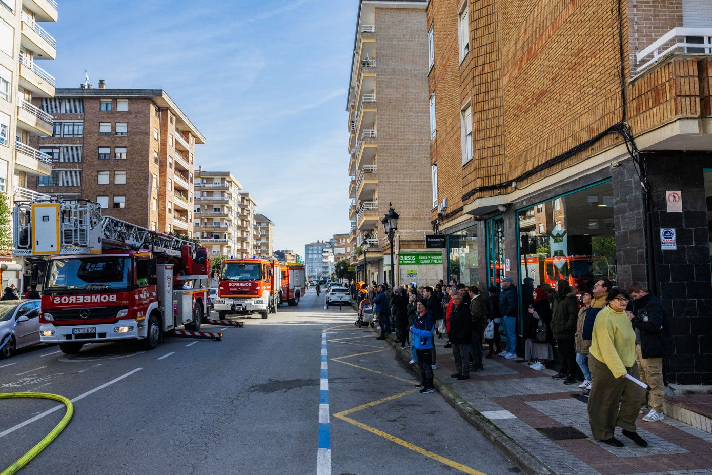 El suceso mantuvo en vilo a decenas de personas durante al menos dos horas en la Avenida del Besaya, la arteria principal del Barrio Covadonga.