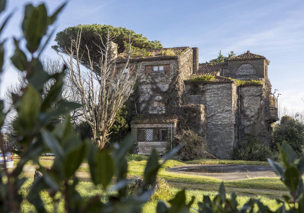 Vista de la Casa Rosales, comida por la hiedra y un arbolado «que hace peligrar su estructura».