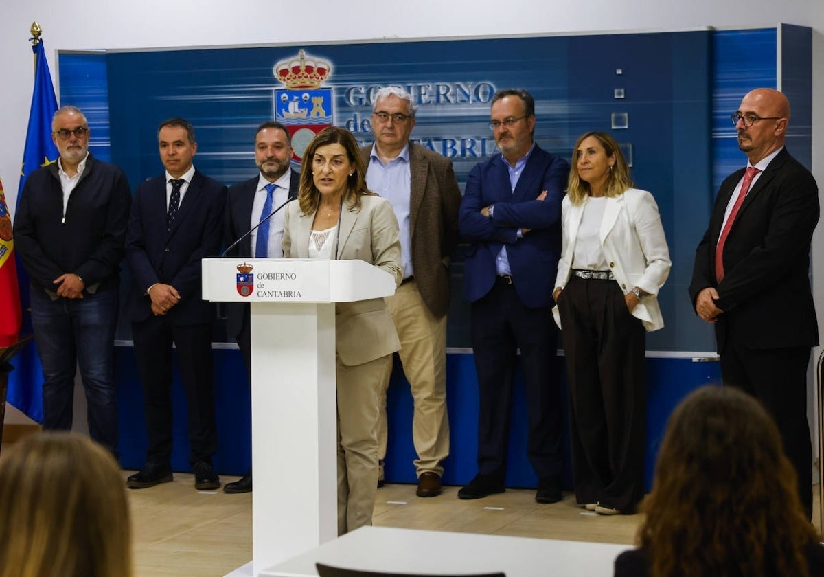 Imagen de junio cuando Buruaga anunció junto a los médicos la firma del Pacto por la Sanidad