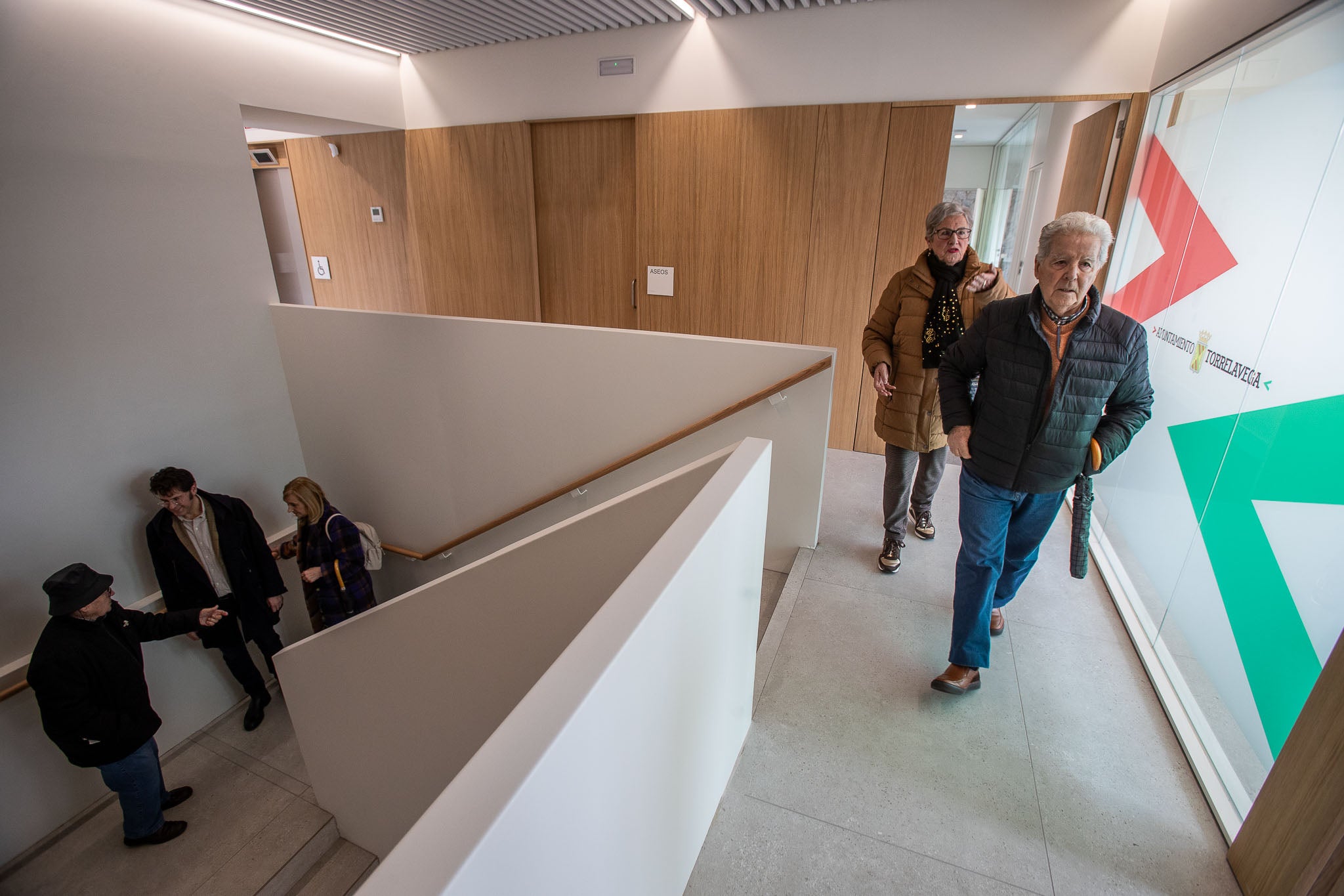 Vecinos acceden a la zona del salón de Plenos, en la segunda planta. 