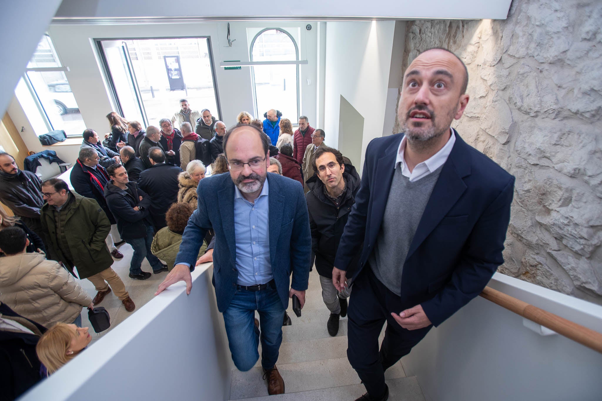 El primer teniente José Luis Urraca (izquierda) y el alcalde Javier López Estrada (derecha) suben a la segunda planta del inmueble, durante la visita al edificio. 