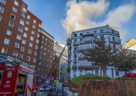 La intervención de los bomberos en el incendio del número 33 de Juan de la Cosa, en Santander.