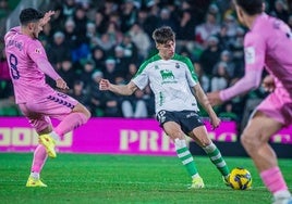 El canterano Jorge Salinas, durante el partido ante el Eldense en los Campos de Sport.