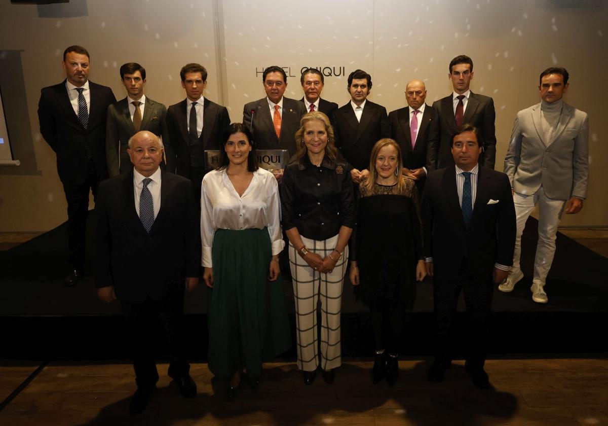 Foto de familia en la gala del Hotel Chiqui:arriba, de izquierda a derecha, Francisco Manuel Morilla, Samuel Navalón, Ginés Marín, Tomás Campuzano, José Antonio Campuzano, Morante de la Puebla, Sane, Fernando Adrián y Javier Chacón. Abajo, en el mismo orden, Indalecio Sobrino, Gema Igual, la infanta Elena, Isabel Urrutia y José María Garzón.