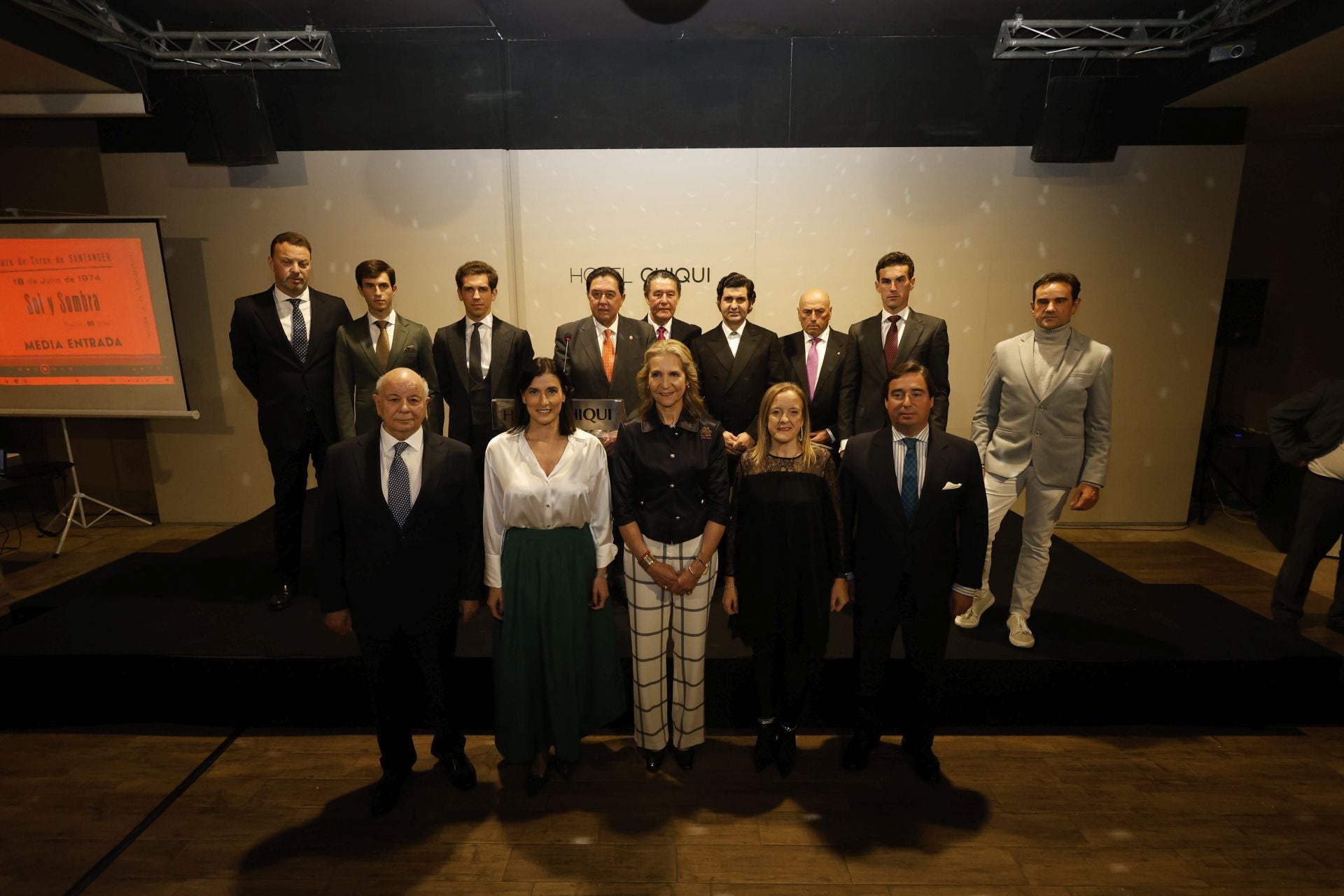 Arriba: Pedro Morilla, Samuel Navalón, Ginés Marín, Tomás Campuzano, José Antonio Campuzano, Morante de la Puebla, Sane, Fernando Adrián y Javier Chacón. Abajo. Indalecio Sobrino, Gema Igual, Elena de Borbón, Isabel Urrutia y José María Garzón.