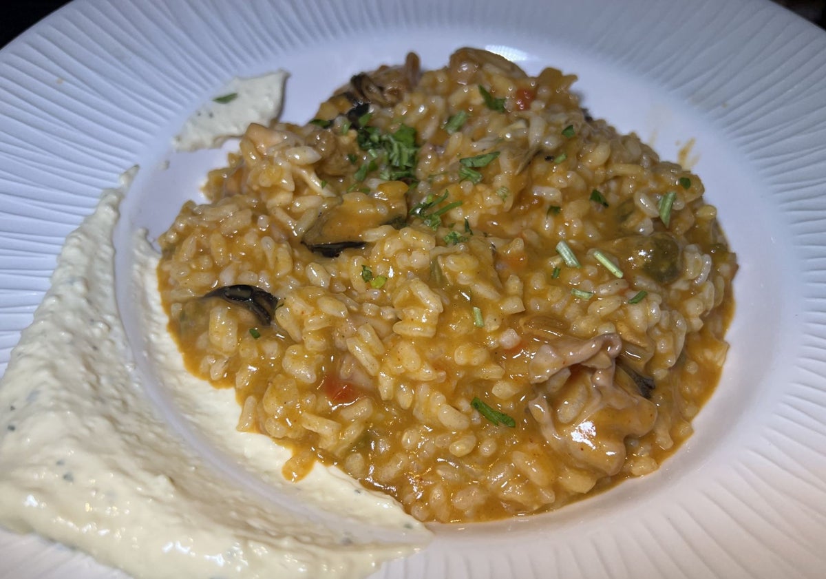 Imagen principal - Arroz cremoso de cachón, verduras y langostinos; rulo de rabo desmigado con puré y setas y cheese cake de oreo.