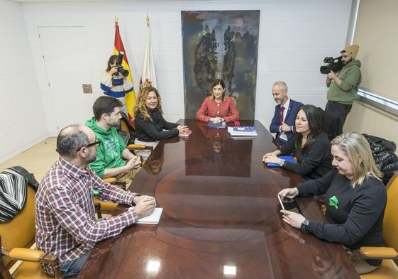 Reunión presidida por María José Sáenz de Buruaga, la pasada semana, en la sede del Gobierno de Cantabria.