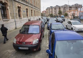 Varios coches aparcan sobre la acera junto a la entrada al colegio Salesianos, en General Dávila.