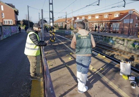 Los investigadores marcaron los indicios en el lugar en el que se produjo la pelea mortal en Boo de Piélagos