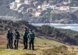 Los agentes de la Guardia Civil observan la zona donde se mantiene el operativo.