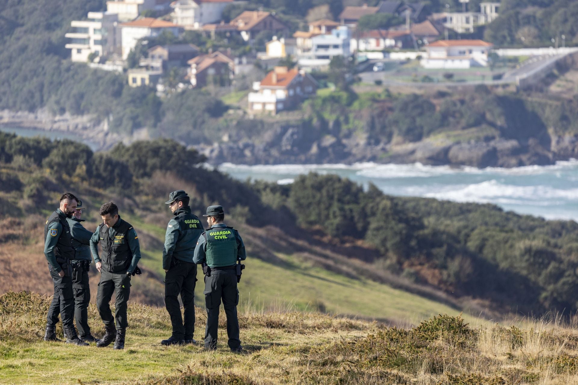 Los agentes de la Guardia Civil observan la zona donde se mantiene el operativo.