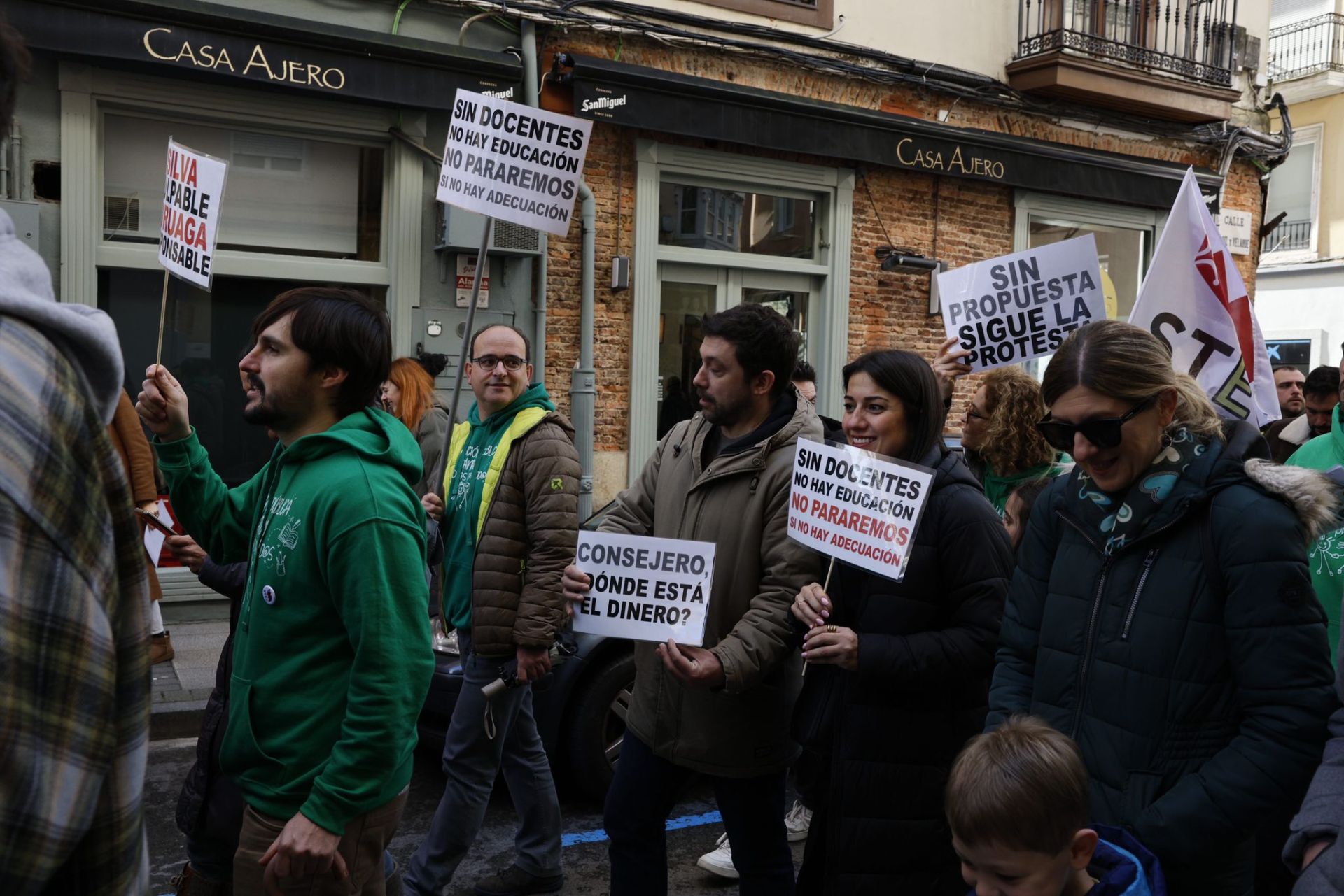 'Sin docentes no hay educación' ha sido uno de los lemas más coreados en la marcha, que ha recorrido el centro de Santander, entre el Río de la Pila y Peña Herbosa. 