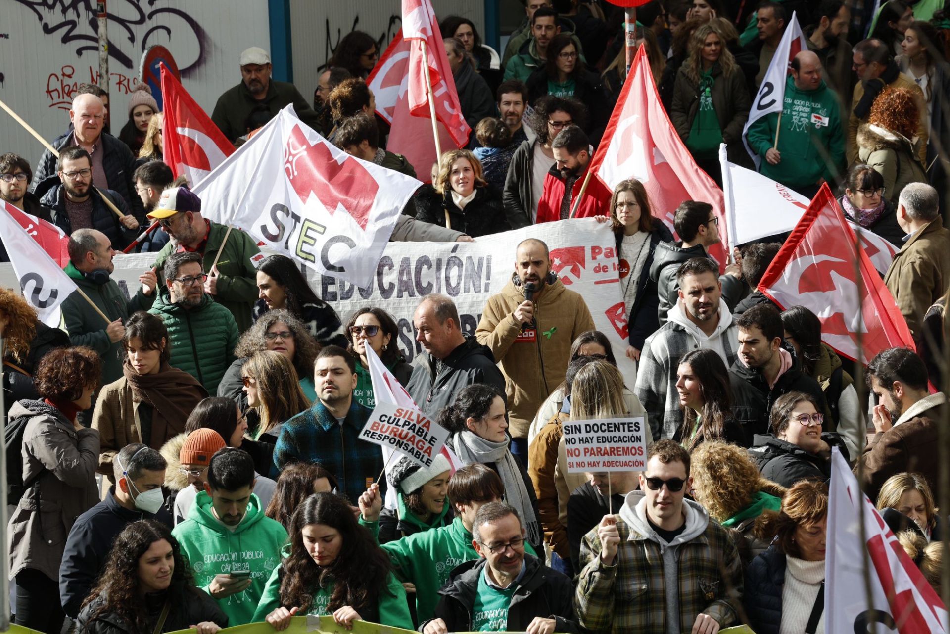 Participantes en la marcha que ha recorrido el centro de la capital a mediodía. 